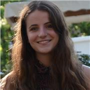 Etudiante en école de commerce (Programme Grande Ecole) après deux années de classes préparatoires. Je donne des cours de mathématiques, français, histoire-géographie (géopolitique), culture générale et anglais. 
Je peux également aider à la préparation d